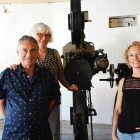 El matrimoni Antoni Ruera i Anna Casteràs i la seua filla, Diana Ruera, vora un projector de Cal Marina.