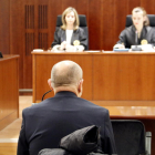 El acusado de agredir sexualmente a su sobrina en Lleida, durante el juicio en la Audiencia.
