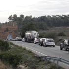 Vehicles que circulaven en direcció a Flix, parats ahir arran de l’accident.