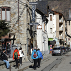 Un grup de turistes caminant per Esterri d'Àneu, al Pallars Sobirà.
