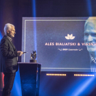 El bielorruso Ales Bialiatski en una foto de 2020 cuando recibió el Premio Right Livelihood, conocido como el Nobel Alternativo.