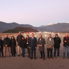 El conseller de Territori, Juli Fernàndez, amb el ministre andorrà de Presidència, Economia i Empresa, Jordi Gallardo, a la pista de l'aeroport d'Andorra-La Seu amb la nova il·luminació encesa en fase de proves
