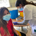 Vacunació ahir a alumnes de l’institut Francesc Ribalta.