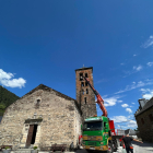 Operarios descolgando el pasado viernes las dos campanas para trasladarlas a un taller de Reus. 