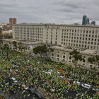 Milers de transportistes es van concentrar ahir davant de la seu del ministeri a Madrid.
