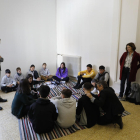 Alumnos de Fedac Lleida que participan en el programa, junto a autoridades de Educación.