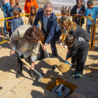La col·locació de la primera pedra de la nova escola d’Albesa amb el conseller Gonzàlez-Cambray.