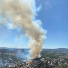 A l’esquerra, fum a prop de l’A-2, a Collbató. A la dreta, els Bombers apaguen flames al costat d’un tractor cremat, a Montroig.