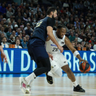 Mirotic frena Yabusele en una acció del partit d’ahir.