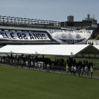 El césped del estadio Vila Belmiro, del Santos, acoge la capilla ardiente de Pelé, ante la que empezó el desfile de miles de aficionados.