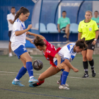Ana Velázquez perd la pilota davant de la pressió visitant, en una acció del partit d’ahir.