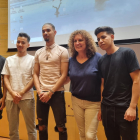 Els quatre joves amb la periodista Carolina Gili a l’acte celebrat dimecres a la Universitat de Lleida.