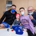 Robert Lewandowski, durante la visita que hizo a un hospital infantil.