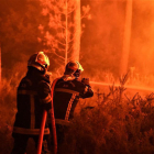 Dos bombers treballen a la regió francesa de Nova Aquitània.