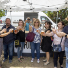 Asistentes brindando con una de las variedades de cerveza presentes en la feria. 