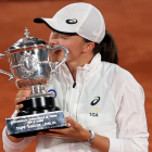 Iga Swiatek besa la copa como campeona de Roland Garros.
