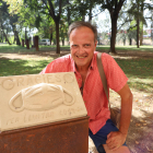 L’autor de l’obra, Ignasi Arqué, posa amb la seua escultura ahir a la tarda als jardins de l’hospital.
