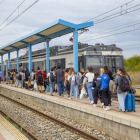 Alguns dels passatgers canviant ahir de tren a l’estació de Puigverd de Lleida.