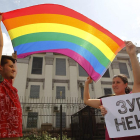 Activistes LGBT sostenen una bandera durant una protesta exigint una investigació de l'assassinat de l'activista russa pels drets LGBT Yelena Grigoryeva davant l'Ambaixada de Rússia a Kíiv, Ucraïna.