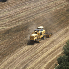 Una cosechadora de cereal vista desde el helicóptero de los Agentes Rurales.