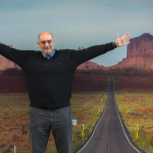 Xavier Bosch fotografiado con un fondo ‘exótico’ en el barrio Noguerola de Lleida.