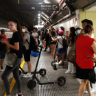 Viajeros esperando la llegada de  algún tren en Sabadell.