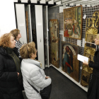 Visita guiada ayer a las salas de reserva del Museu de Lleida, donde se conservan pinturas y retablos en plafones móviles verticales.