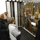 Visita guiada ahir a les sales de reserva del Museu de Lleida, on es conserven pintures i retaules en plafons mòbils verticals.