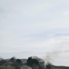 Humo por una quema agrícola, ayer en Albatàrrec. 