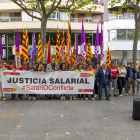 Dos representants de CCOO i UGT llegint un manifest a la concentració davant la COELL.