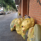 Bosses d’escombraries del porta a porta al carrer.