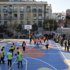 Un momento de la inauguración, ayer, de la nueva pista de baloncesto de la Panera.