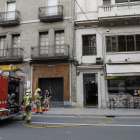 El fuego se declaró en uno de los pisos del número 27 de Rambla Ferran. 