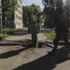 Un soldado ucraniano pasa junto a una parte de un cohete en la ciudad de Severodonetsk.