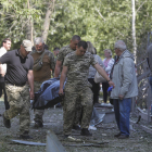 Els equips de rescat traslladen el cos d’una víctima a Kíiv.