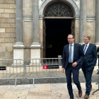 Marc Solsona y Ferran Bel ayer frente al Palau de la Generalitat. 