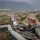 Bombers i altres operaris sobre el terreny després de la col·lisió dels dos trens, a prop de la localitat grega de Larissa.