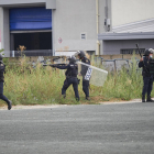 Agents de la Policia Nacional, amb escopetes de bales de goma.