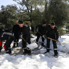 Miembros de la Unidad Militar de Emergencias retiran la nieve a las fueras del monasterio de Lluc.
