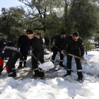 Membres de la Unitat Militar d’Emergències retiren la neu a l’entorn del monestir de Lluc.