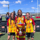 Tanit Mayora, Susana Gómez y Clàudia Reig, ayer con el trofeo.