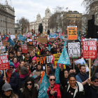 Manifestantes marchan en Londres en una jornada de huelga para reclamar mejoras salariales.
