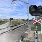 La via del tren que uneix Lleida i Barcelona per Manresa al seu pas per Sidamon, amb el municipi al fons.