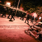 Policías desplegados en otra noche de graves disturbios por toda Francia.