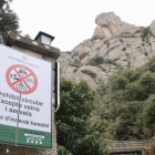 Un cartell senyalitza la prohibició d’accés al Parc Natural de Montserrat pel risc d’incendi.