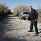 Un vecino muestra los socavones de un vial de la partida Camí de la Mariola, ayer. 