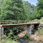Uno de los puentes con las maderas renovadas. 