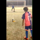 Frame del vídeo en el que un niño lanza un penalti.