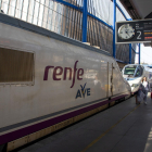 Passatgers d’un tren AVE a l’estació de Lleida.