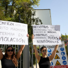 Jóvenes con pancartas de protesta frente al colegio mayor.